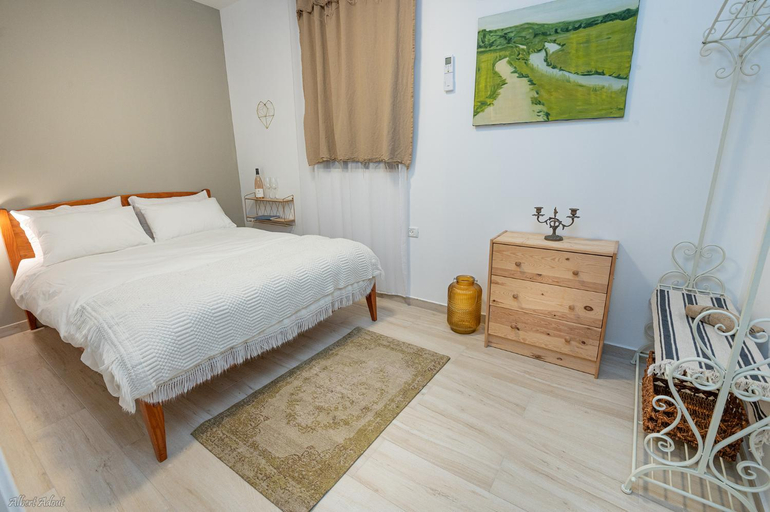 Bedroom, Ay La