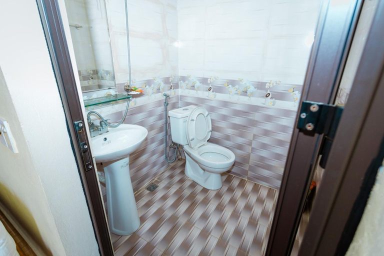 Bathroom 2, Hotel CO CUC, Bố Trạch