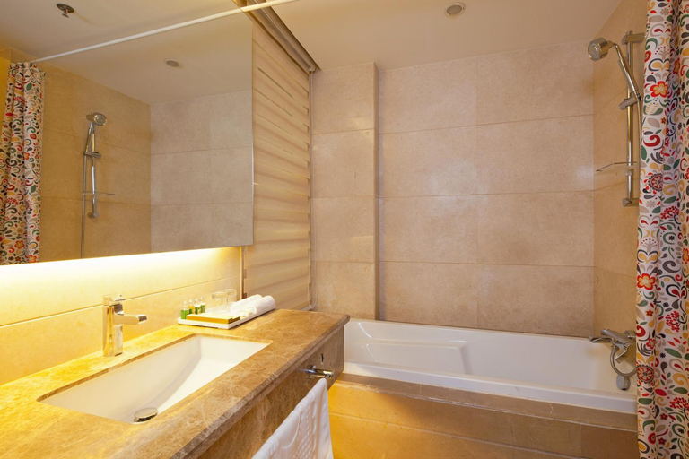Bathroom 4, Sanlitun Xin Xiang Ya Yuan Apartment, Beijing