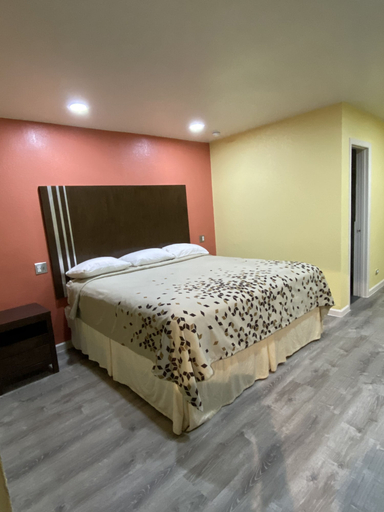Bedroom 2, Budget Inn, Eddy