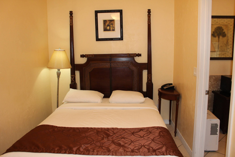 Bedroom 2, Flamingo Inn, Lee