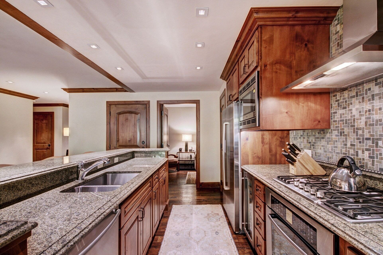 Private kitchen 3, Luxe 2BR+Den Ritz-Carlton Residence Quiet Location by RedAwning, Eagle