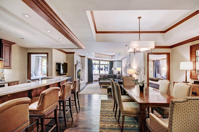 Dining 4, Luxe 2BR+Den Ritz-Carlton Residence Quiet Location by RedAwning, Eagle