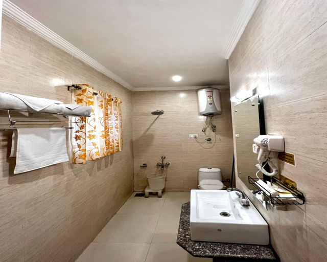 Bathroom 1, Lee Heritage Srinagar, Srinagar