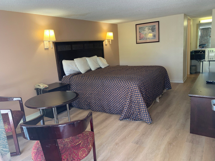 Bedroom 4, Tollway Inn Beloit, Winnebago