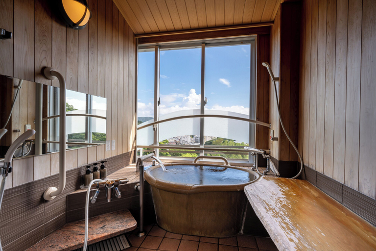 Bathroom 4, Senpokaku, Toba