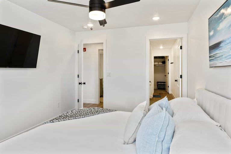 Bedroom 3, Coconut Cove #102 by RedAwning, Washington