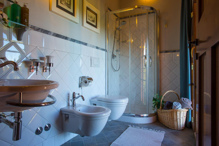 Bathroom 2, Villa Lestra, Pisa