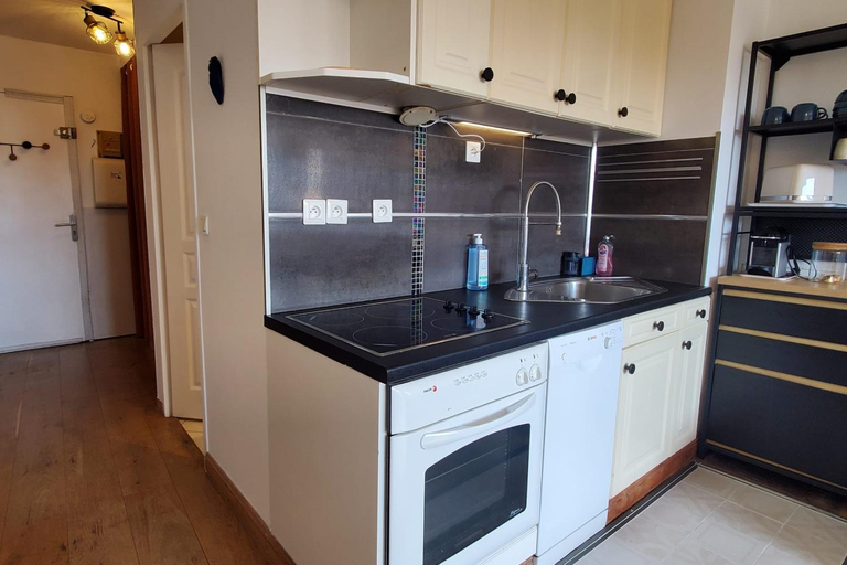 Others 5, Modern T2 near train station with swimming pool, Var
