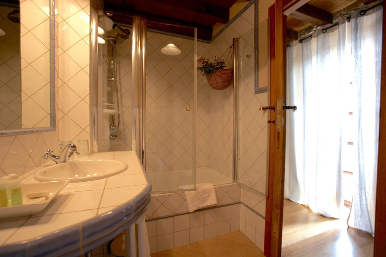 Bathroom 1, Finca Areal, Lugo
