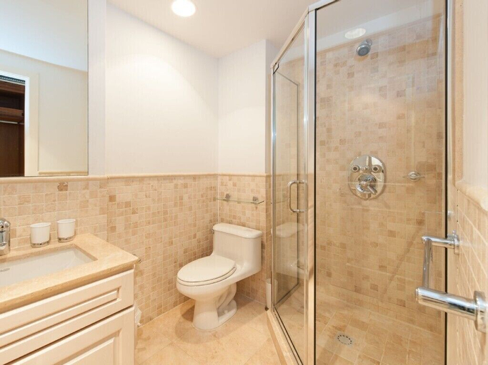 Bathroom 4, The Cliff