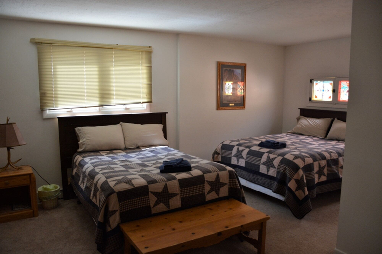 Bedroom 2, Hanging Bull Lodge, Carbon
