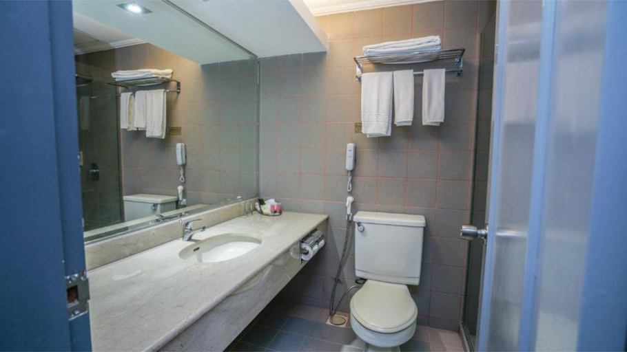 Bathroom 3, Kingwood Hotel Kuching, Kuching