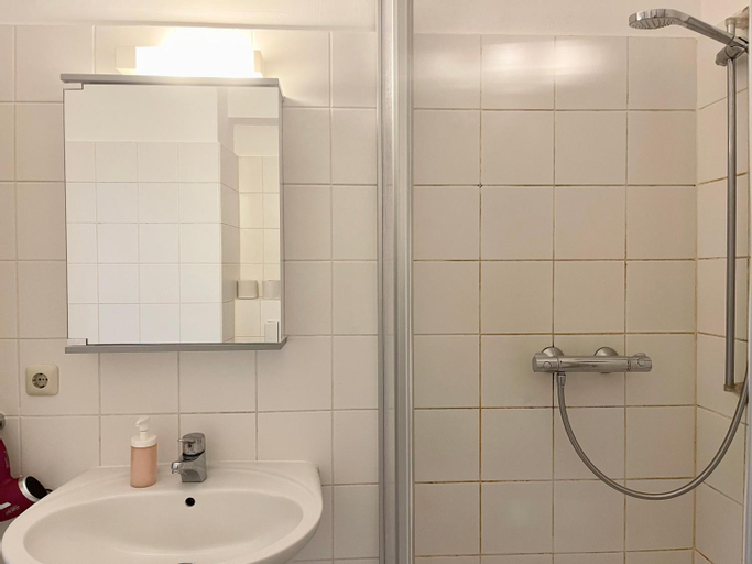 Bathroom 16