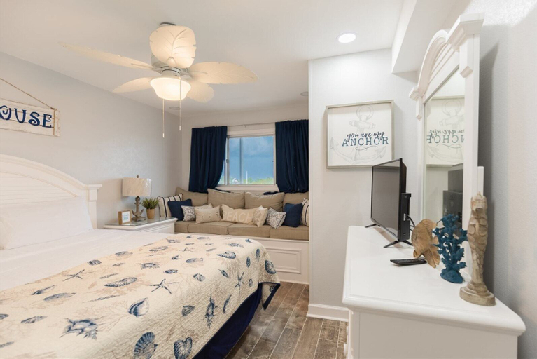 The Summit 504, Bay