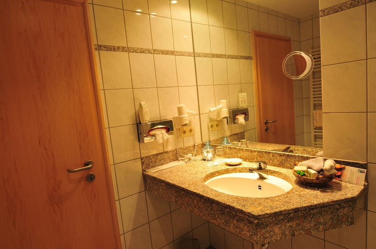 Bathroom 2, Hotel Tannenhof, Paderborn