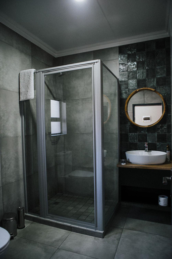 Bathroom 3, The Jackal Guesthouse, Joe Gqabi
