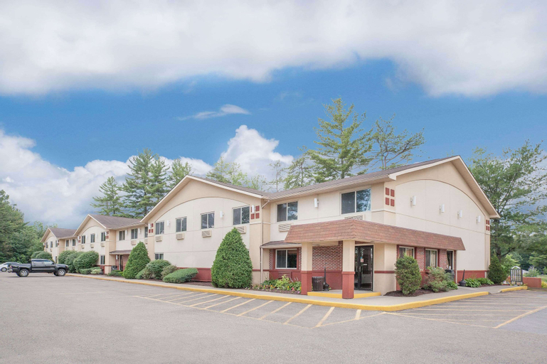 Super 8 by Wyndham Queensbury Glen Falls, Lake George Area, Warren