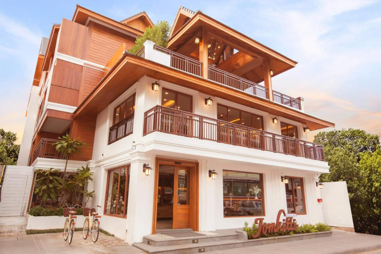 Exterior & Views