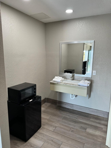 Bathroom 2, Nola Inn & Suites, Orleans