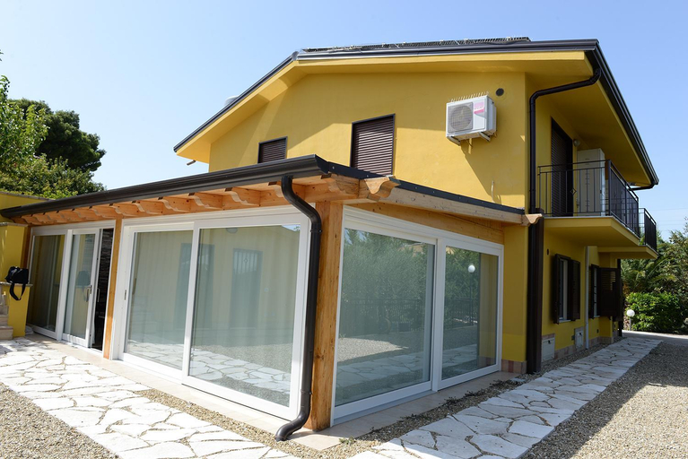 Exterior & Views