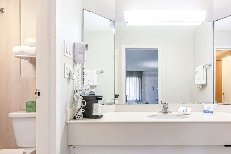 Bathroom 4, Rodeway Inn Huntsville West, Walker