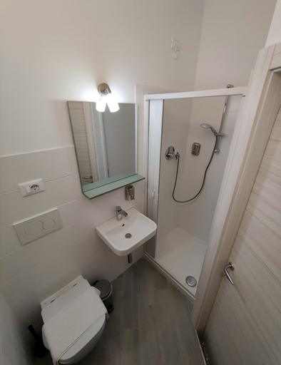 Bathroom 5, Albergo Astoria Loano, Savona