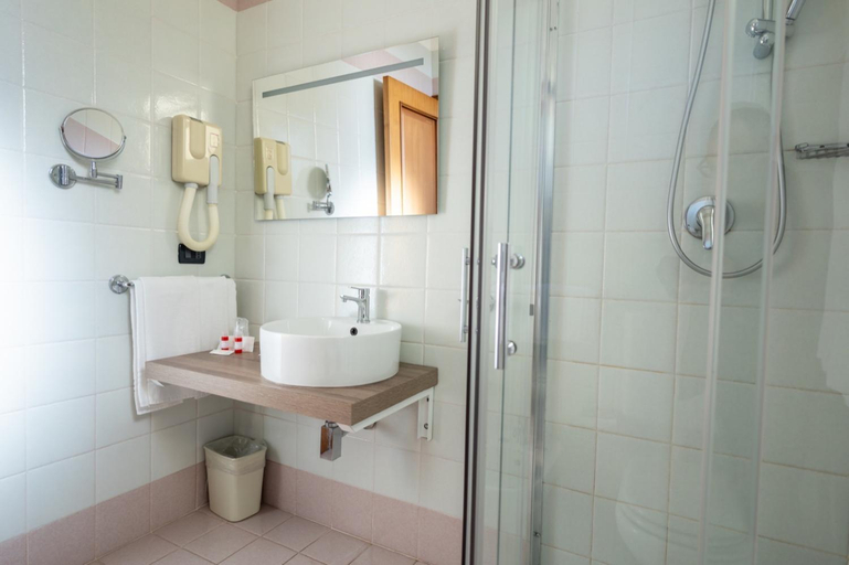 Bathroom 5, Corallo, Messina