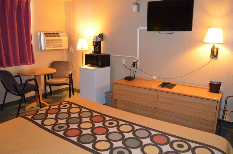 Bedroom 3, Super 8 by Wyndham Devils Lake, Ramsey
