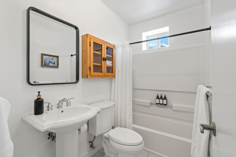 Bathroom 3, The Bent Elbow Hotel, San Juan