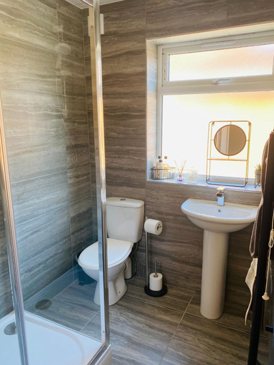 Bathroom 3, Roomello luxury City Studios, Peterborough