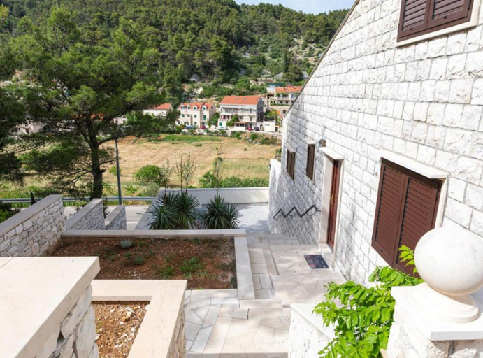 Others 5, White Stone House, Pučišća