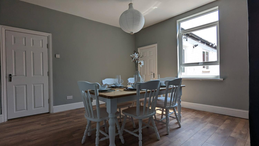 Others 3, Trendy 4 - Bedroom Home - Fast WiFi - Great for Work , Free Parking, Wolverhampton
