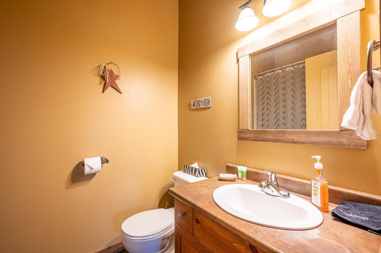 Bathroom 3, Trapper's Lodge 4 Bd W/great View, Private Hot Tub, Kootenay Boundary
