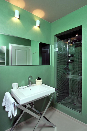 Bathroom 2, Villa Aruch, Florence