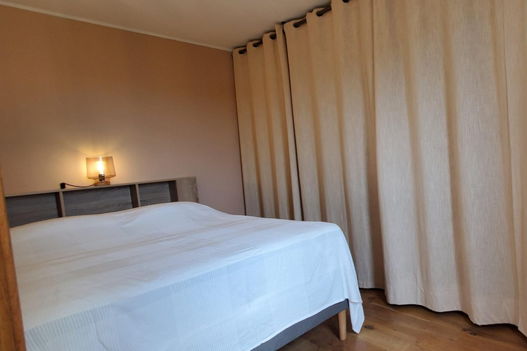 Others 2, Modern T2 near train station with swimming pool, Var