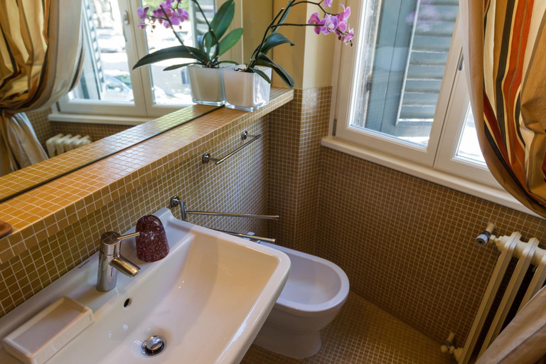Bathroom 2, Palazzo Fracastoro, Verona