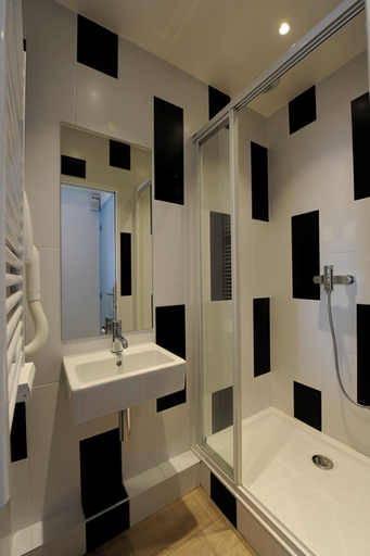 Bathroom 2, The 3 Ducks Eiffel Tower By Hiphophostels, Paris