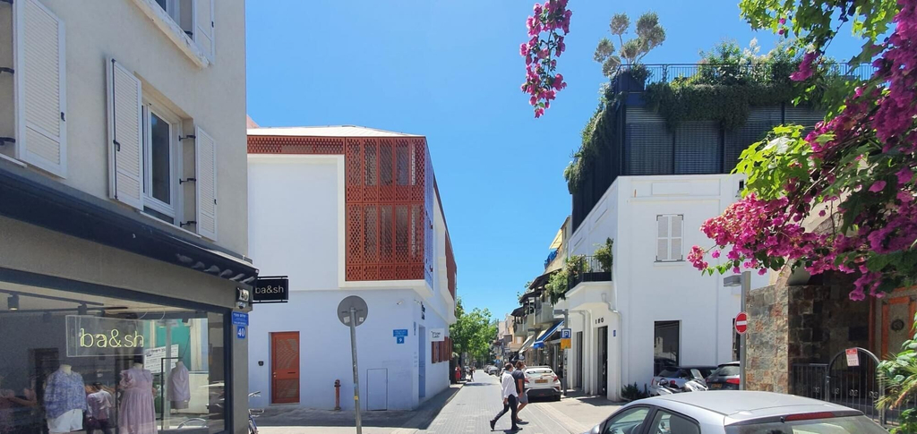 Others 2, Pines Belle in Tel Aviv-yafo