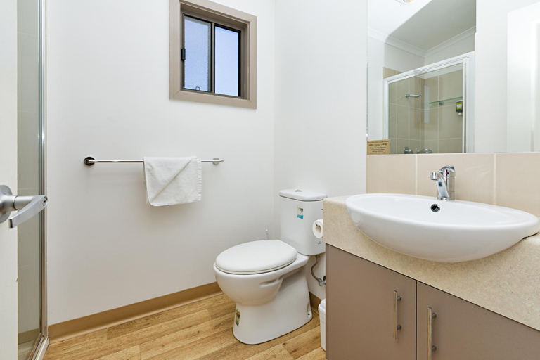 Bathroom 2, Gardenview, Wangaratta - Central