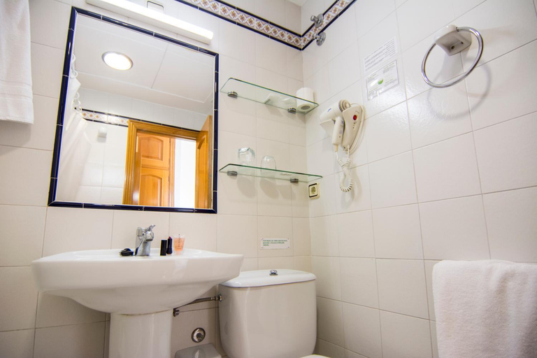 Bathroom 3, Libredon Rooms, A Coruña