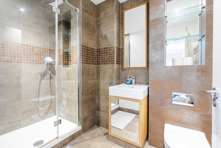 Bathroom 3, Beautiful 2-bed Apartment in London, London