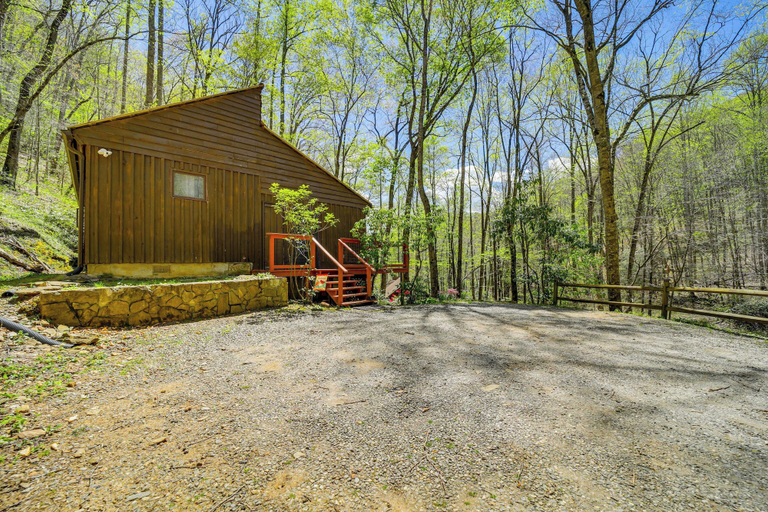 Exterior & Views 2, Summer Creekside Cabin Retreat w/ Deck, Jackson