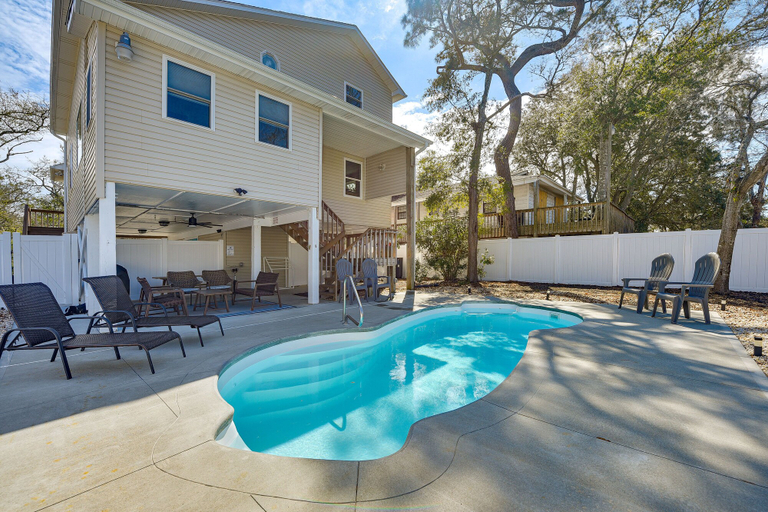 Sport & Beauty 1, Oak Island Home w/ Pool: Walk to Long Beach!, Brunswick
