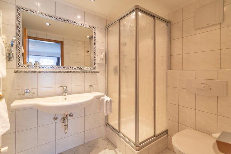 Bathroom 3, Hotel Garni Helvetia, Landeck