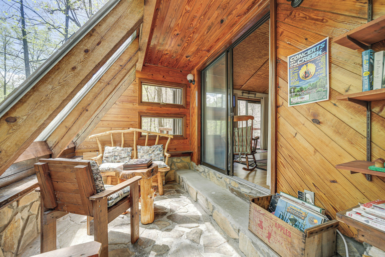 Others 5, Summer Creekside Cabin Retreat w/ Deck, Jackson