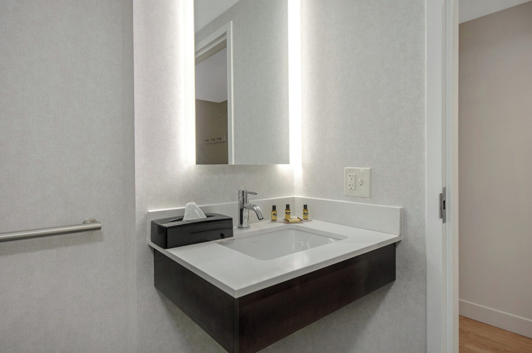 Bathroom 4, Best Western Plus Meadowlands, Secaucus