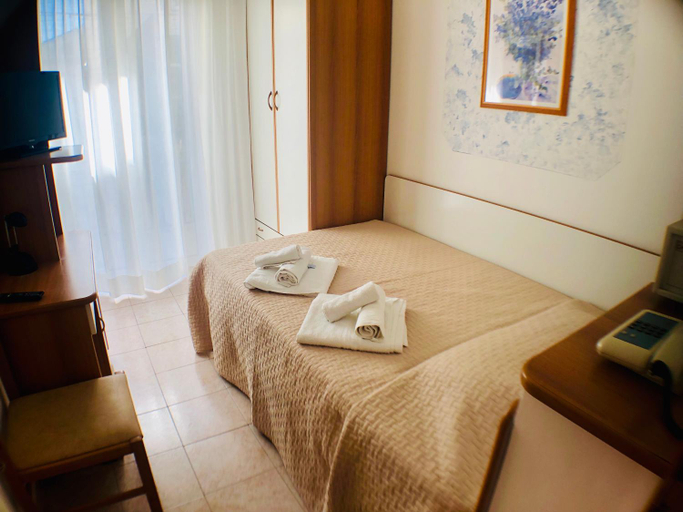 Bedroom 3, Hotel Niagara, Rimini