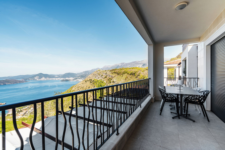Others 5, Monte Living by In Property