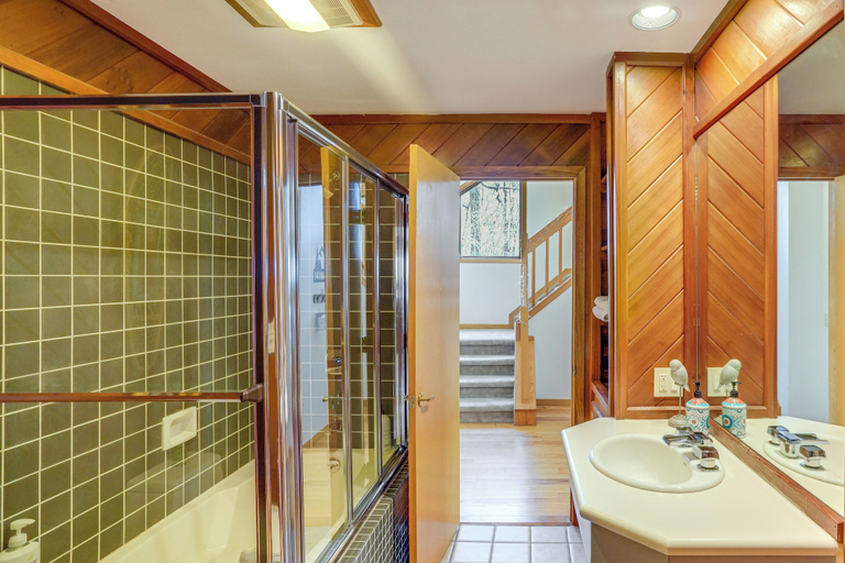 Bathroom 4, Deck & Game Room: Family Wilmington Retreat, Windham